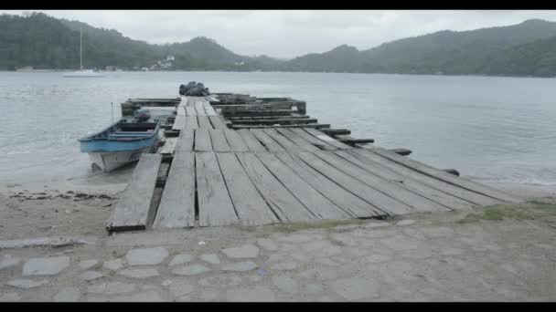 水の体の横のベンチに座っているボート — ストック動画
