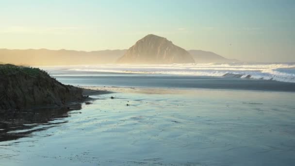 Un gran cuerpo de agua — Vídeos de Stock