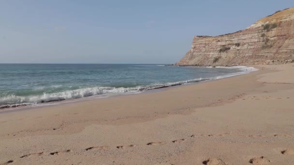 Una playa de arena junto al océano — Vídeos de Stock