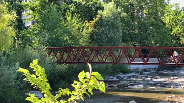 Un puente sobre un río — Vídeos de Stock