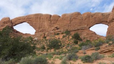 Arkasında ağaçlar olan kayalık bir dağ.