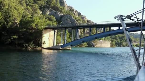 Most přes vodní útvar — Stock video