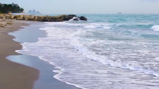 Un cuerpo de agua junto al océano — Vídeos de Stock