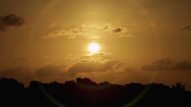 Une pancarte devant un coucher de soleil — Video