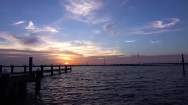 En solnedgang over en vannforekomst – stockvideo