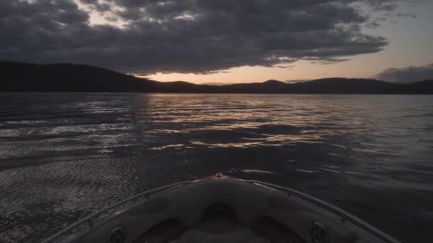 Una puesta de sol sobre un poco de agua — Vídeo de stock