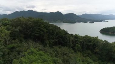 Arka planda dağ olan bir su kütlesi.