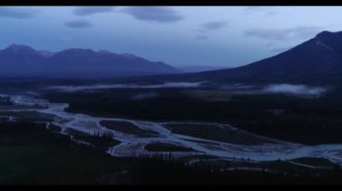 Arka planda dağ olan bir su kütlesi.