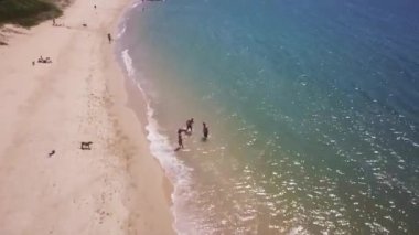 Sahilde bir grup insan.