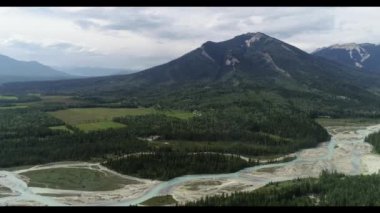 Arkasında dağ olan bir tabela.