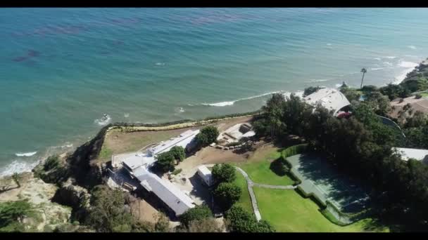 Una isla en medio de un cuerpo de agua — Vídeo de stock