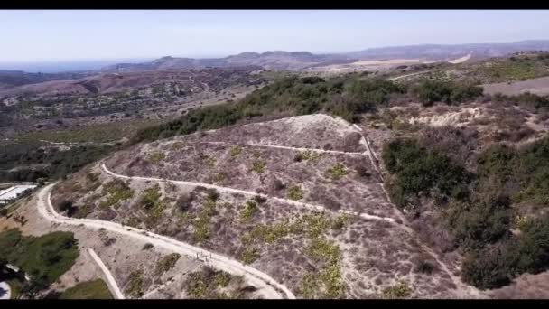 Una vista de una montaña rocosa — Vídeo de stock