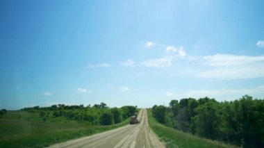 Bir tren yolun kenarında.