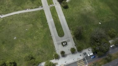 Yol kenarında bir tabela.