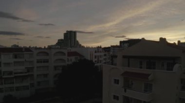 Binanın yan tarafında bir tabela.