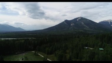 Dağın yamacında bir işaret.