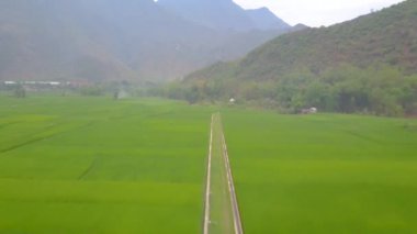 Bir dağın önünde bir işaret.