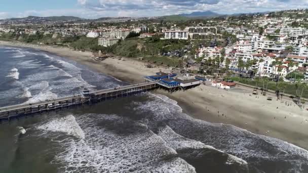 Un pont au-dessus d'un plan d'eau — Video