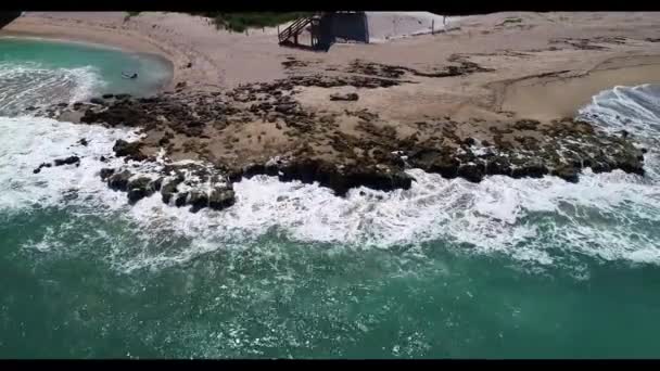 Um sinal em uma praia — Vídeo de Stock