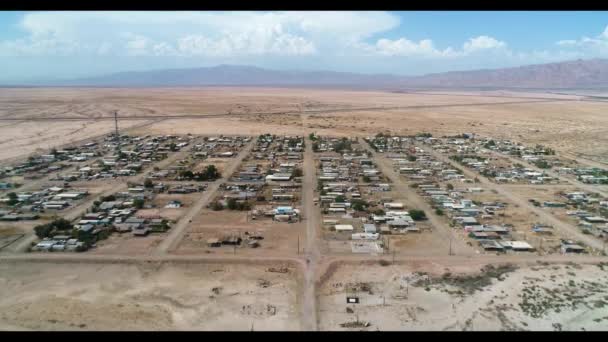 Une vue sur un champ désertique — Video