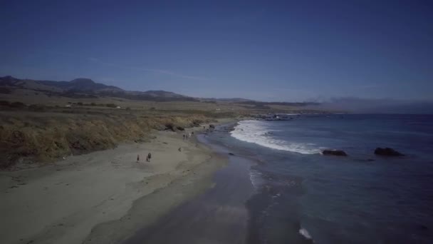 Una señal en un camino de tierra — Vídeos de Stock