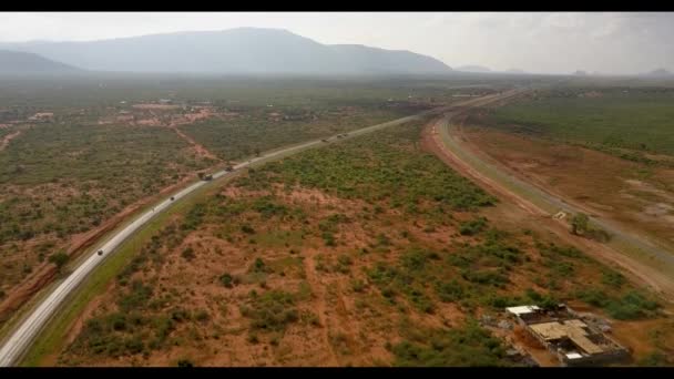 Uma vista de uma estrada de montanha — Vídeo de Stock