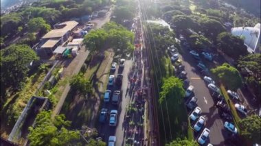 Bir şehir caddesi manzarası