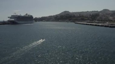Büyük bir su kütlesi.