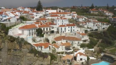 Arkasında dağ olan büyük bir bina.