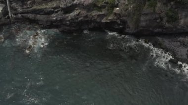 Kayanın üstünde bir işaret.