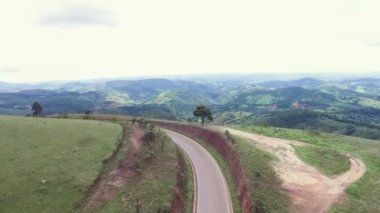 Tren raylarında bir tren, arkasında da dağ.