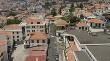 Bir binanın çatısına.