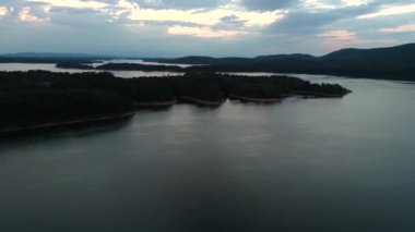 Büyük bir su kütlesi.