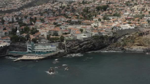 Un gran edificio con una montaña en el fondo Video de stock libre de derechos