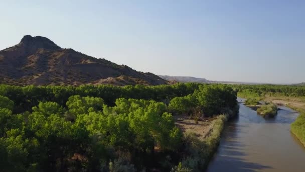 Un tren desciende por la montaña — Vídeos de Stock