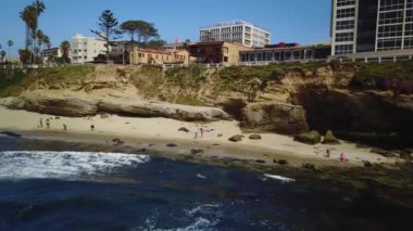 Binanın yanında su var.