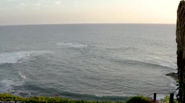 Okyanusun yanında bir su kütlesi