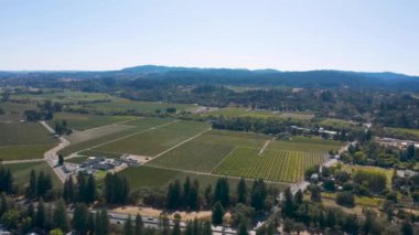 Arkasında dağ olan bir şehir manzarası