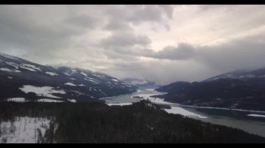 Karla kaplı bir dağa yakın çekim