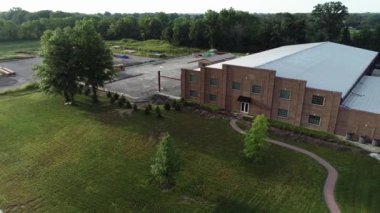 Binanın yan tarafında bir tabela.