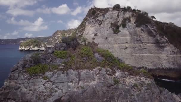 Una montaña rocosa — Vídeo de stock