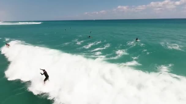 Eine Person reitet auf einer Welle im Ozean — Stockvideo