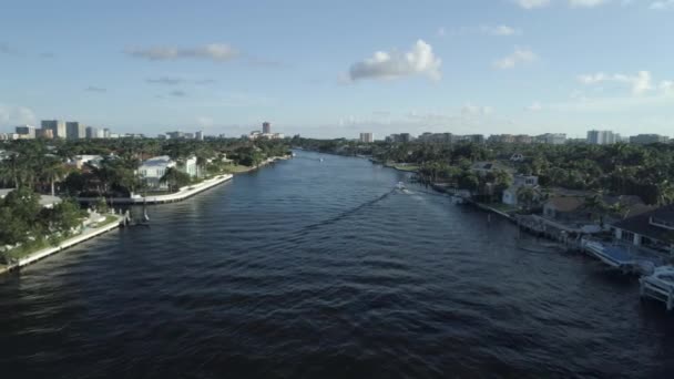 Bir su kütlesinin üzerinde bir köprü — Stok video