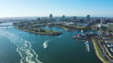 Arkasında bir şehir olan büyük bir su kütlesi.