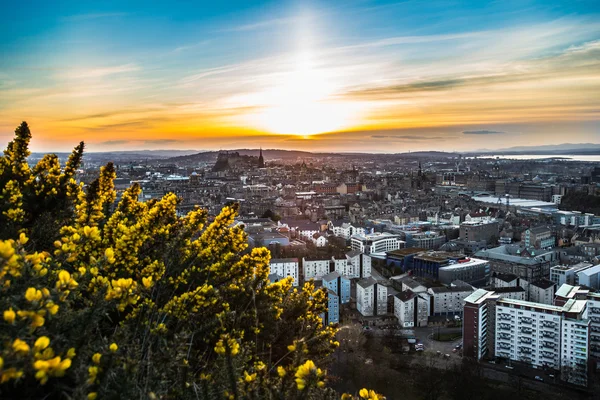 Visa över Edinburgh city på solnedgången tid — Stockfoto