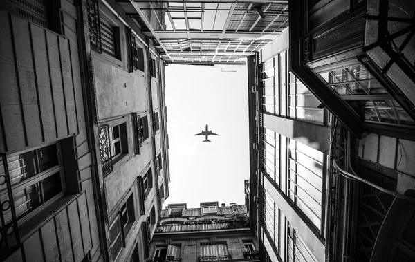 Flygplan flyga passerar Paris Frankrike i svart och vitt Stockfoto