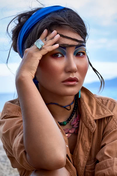Mujer asiática, maquillaje brillante, estilo boho, moda étnica, cerca del mar . — Foto de Stock