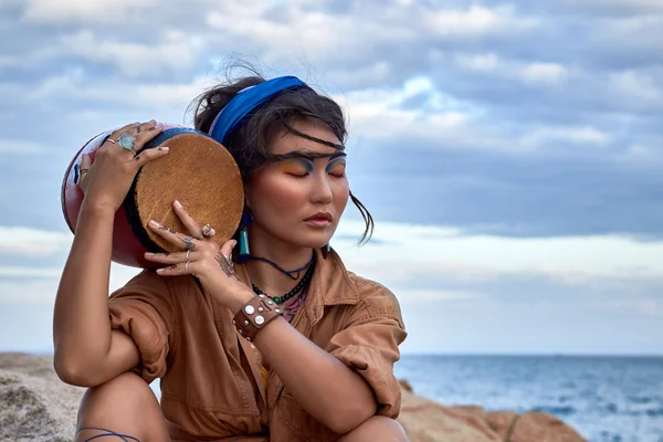 Shaman mujer con tambor, en el mar de montaña. Sesión de fotos de moda étnica . — Foto de Stock