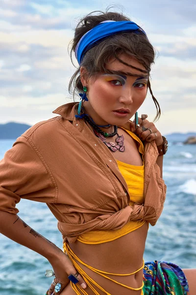 Asiatisk kvinna, ljus makeup, Boho stil, etniskt mode, nära havet. — Stockfoto