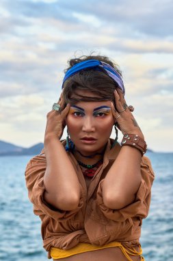 Asyalı kadın, parlak makyaj, boho tarzı, etnik moda, denize yakın. 